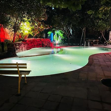 Green Leaf Cafe And Home Stay เกรทเตอร์นอยดา ภายนอก รูปภาพ