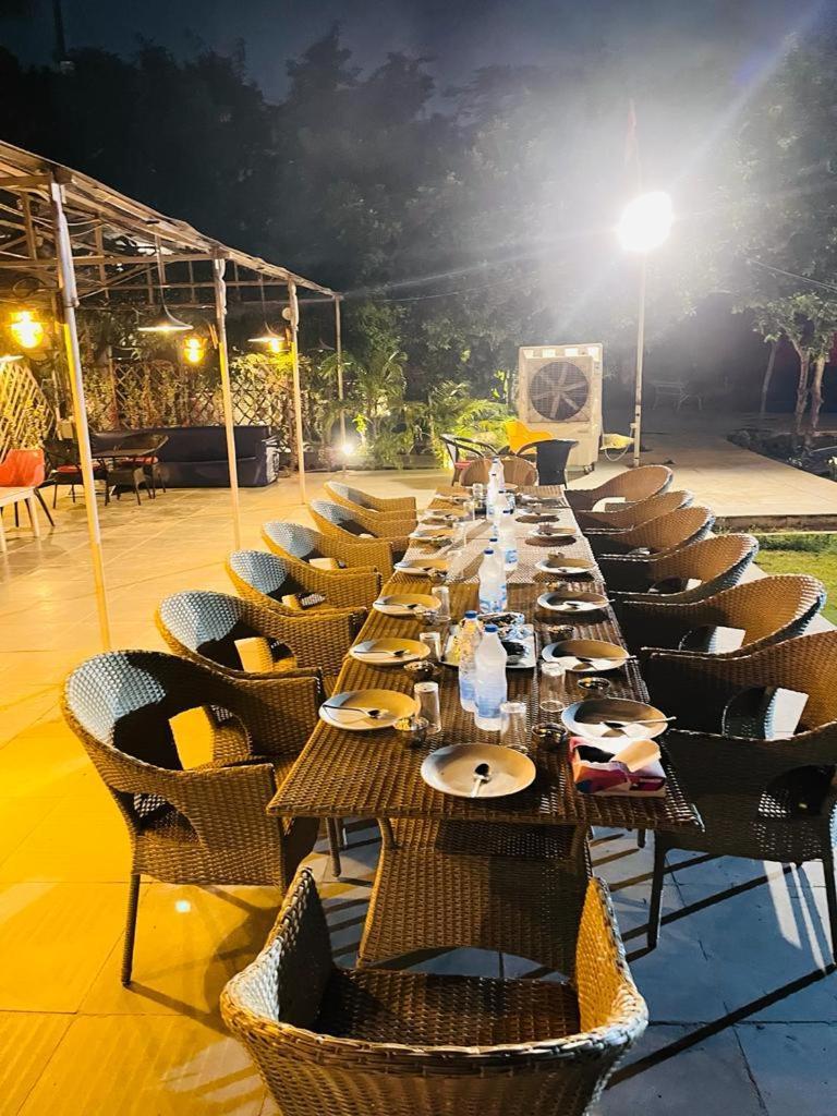 Green Leaf Cafe And Home Stay เกรทเตอร์นอยดา ภายนอก รูปภาพ